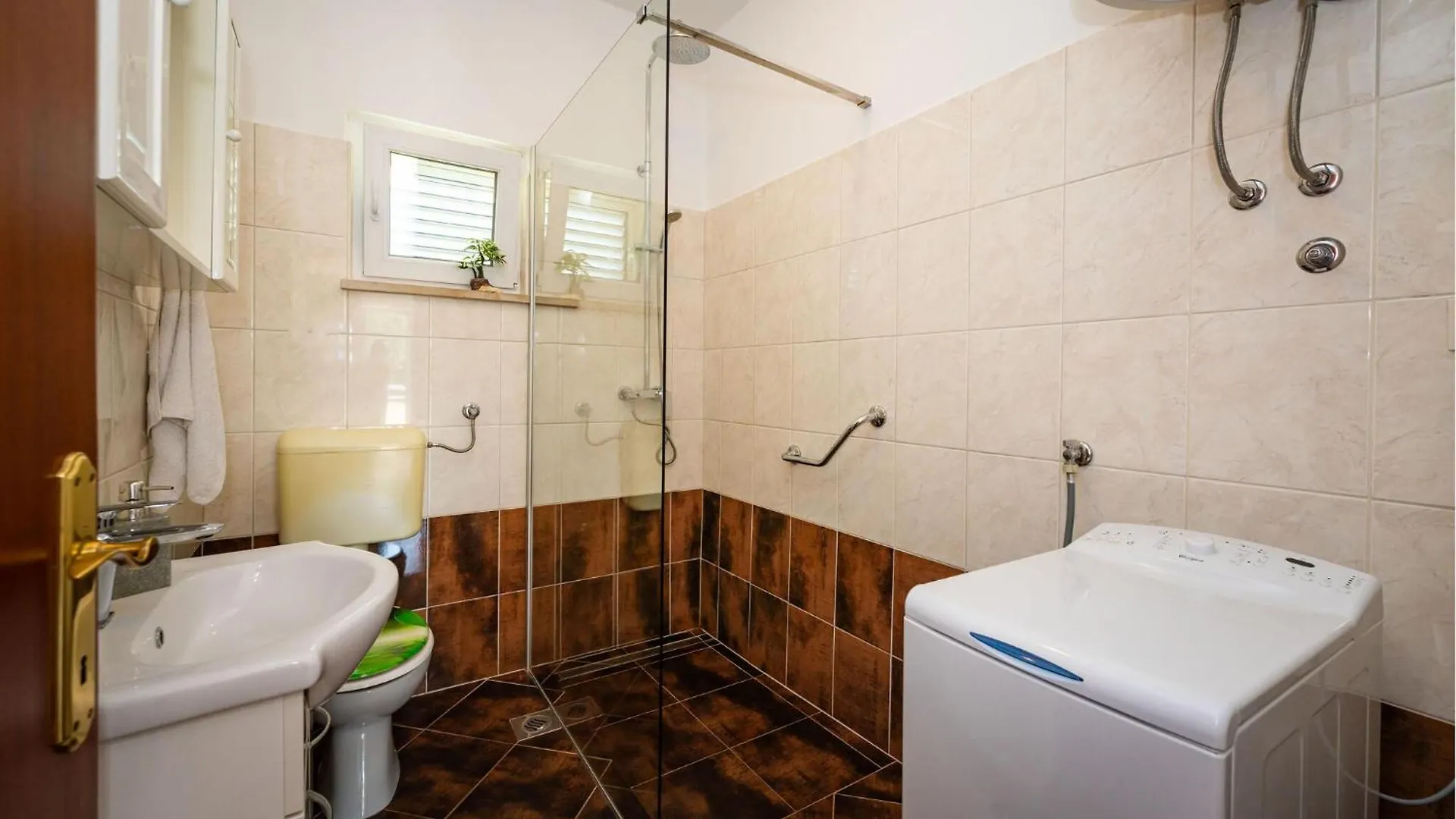 Amazing Apartment In Galovac With Kitchen Croazia