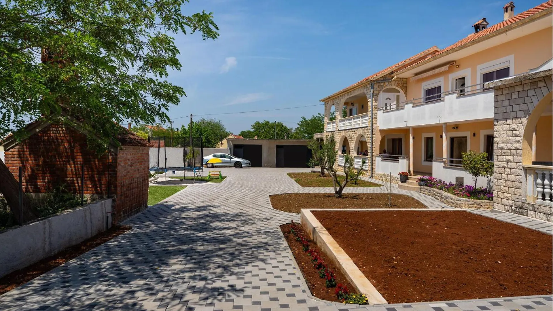 Amazing Apartment In Galovac With Kitchen